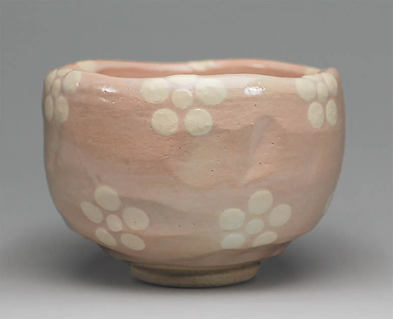 2017年初春作品　紅楽「梅紋」茶碗"