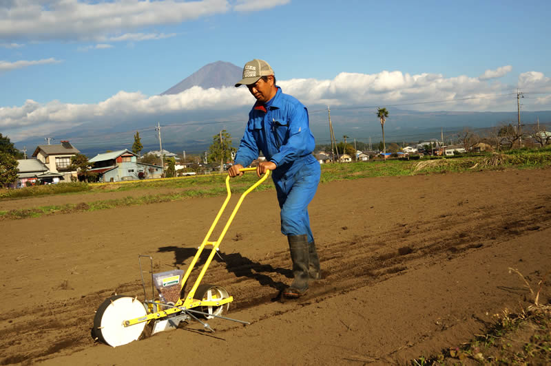 里山てるてるファームもち麦種まき作業