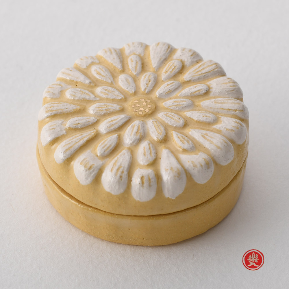 楽入窯 2025年新春作品 置上菊 [季節香合]